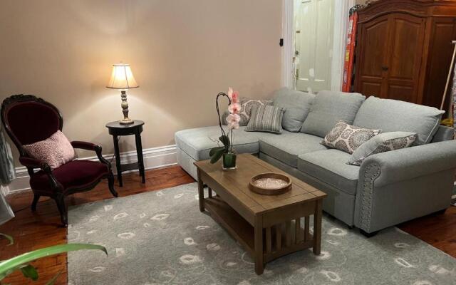 1 Br Private Victorian Apt in Convenient City Location on Half Acre Sleeps 4