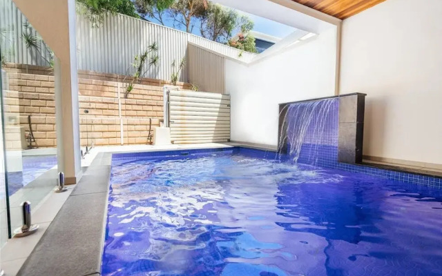 The Grand Oasis - Pool - Wifi - Mins From Beach