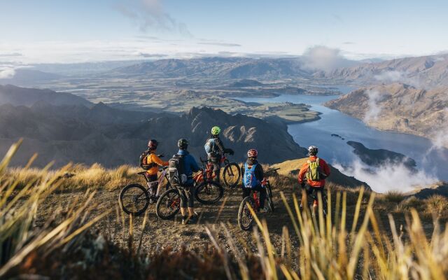 Farrant Drive - Sleeps 8 - Lake & Mountain Views - Modern & Stylish