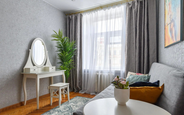 Sutki Rent (Сутки Рент) с видом на набережную канала Грибоедова