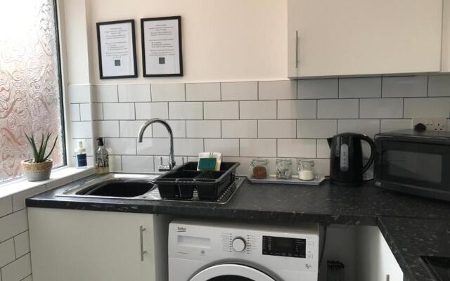 Bright Spacious 3-bed With Office & Patio, Preston