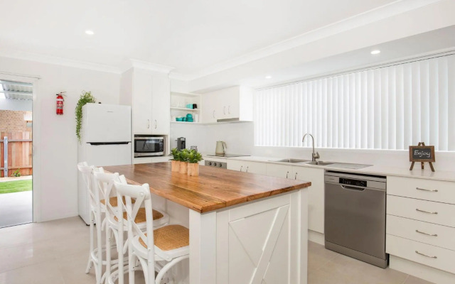 Sandy Feet Retreat - Pet Friendly - 1 Min Walk to Beach