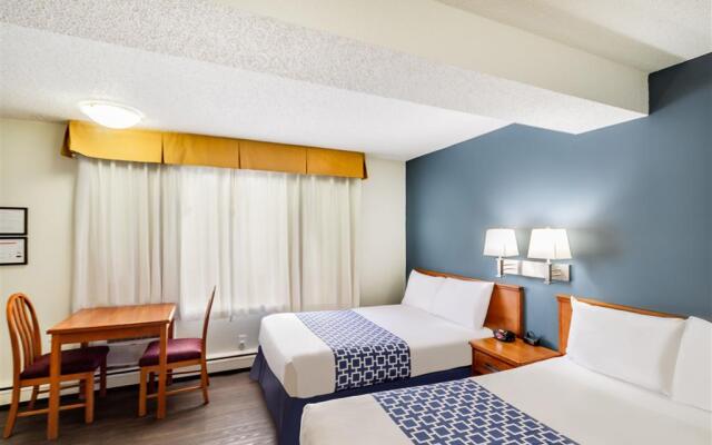 Econo Lodge Inn & Suites University