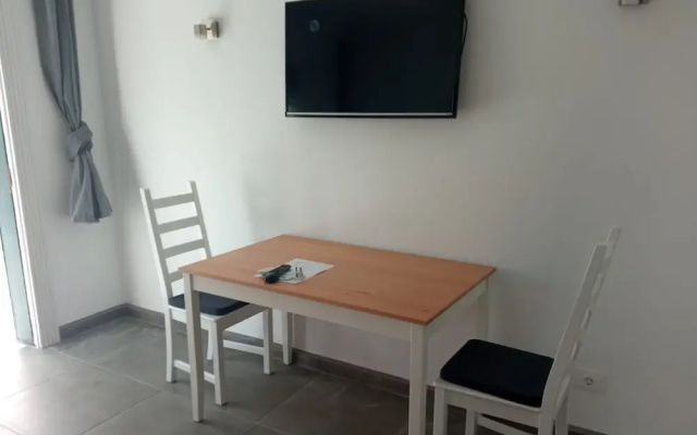 Front Line Seafront Apartment With all day Sun!