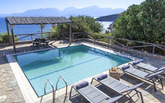 Beautiful 3-bed Sea Front Villa in Agios Nikolaos