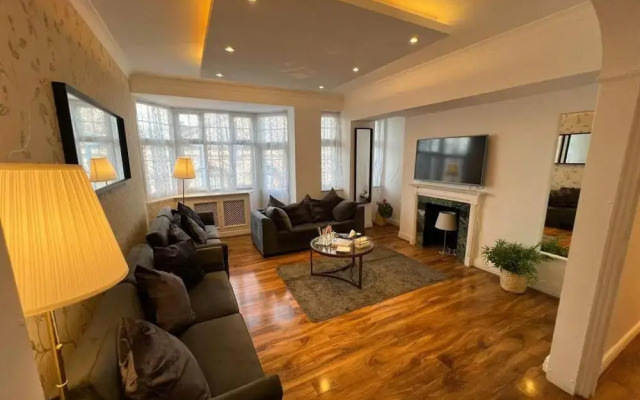 Captivating 4-bed Apartment in London
