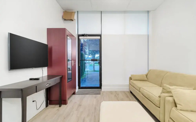 Charming 1BR Lakeside