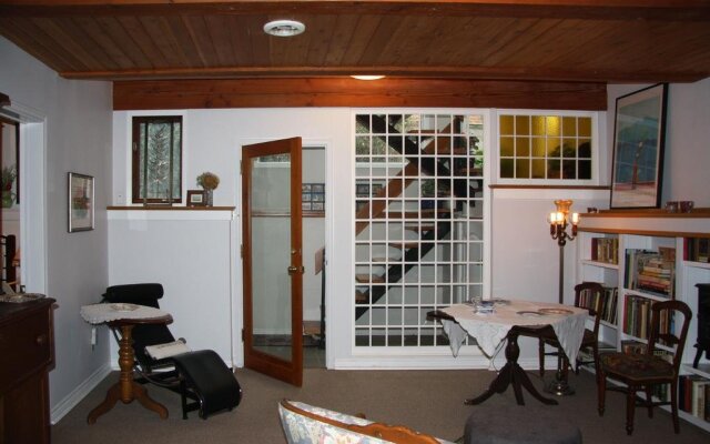 2 Moon Cottage Bed & Breakfast