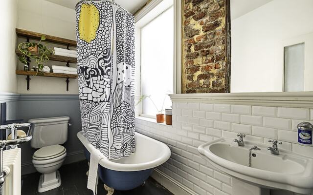 Hackney - Victoria Park: Generous 2 Bed Terrace