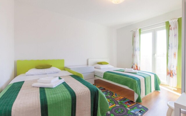 Beautiful Home in Zrnovnica With Wifi and 3 Bedrooms