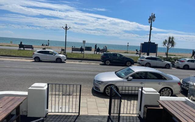 Seaview flat with balcony, spacious 2 bedroom