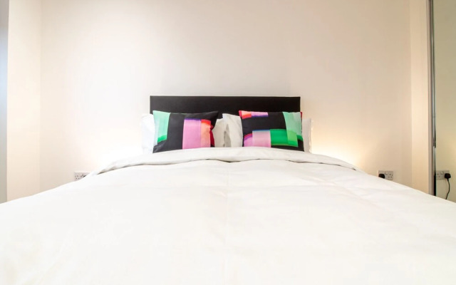 Stylish + Modern 2BR Riverside Apt, Free Parking