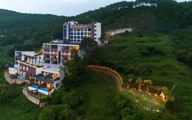 Friemily Pool Villa & Hotel