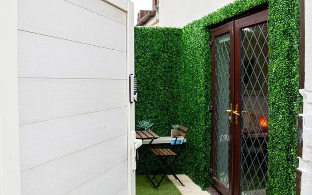 Private Hot Tub, Sauna, Ice Bath Gym Apartment