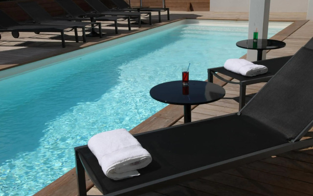 Hotel 202