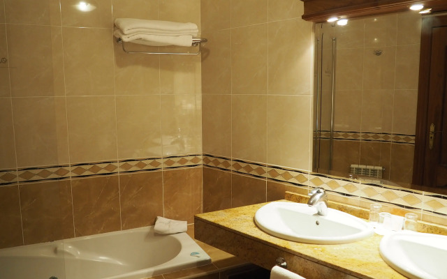 Hotel Ele Puente Romano