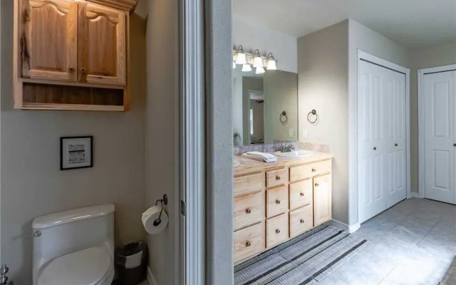 Little Creek Retreat - Four Bedroom Cabin with Hot Tub