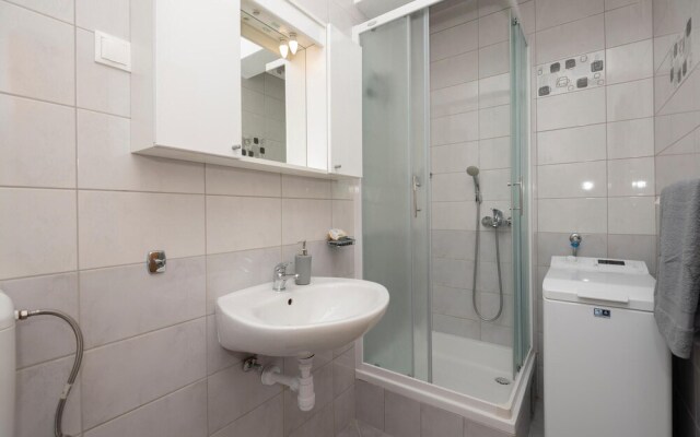 Beautiful Home in Makarska With Wifi and 2 Bedrooms