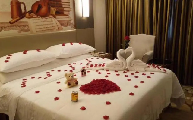 Vienna Hotel ( Guanlanhu station Shanshui Tianyuan)