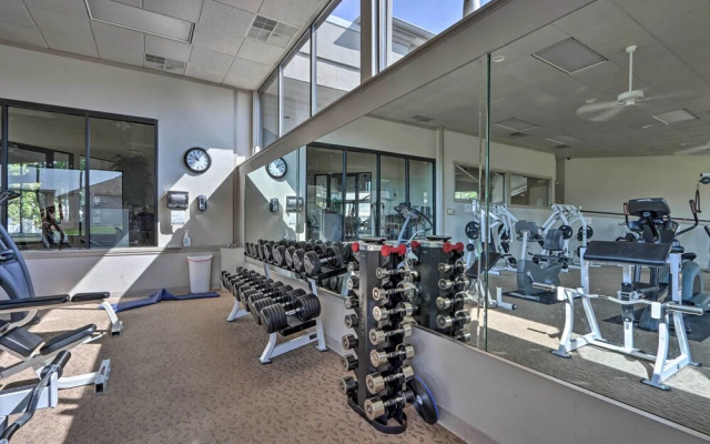 Condo With Lakefront Patio & Community Perks!