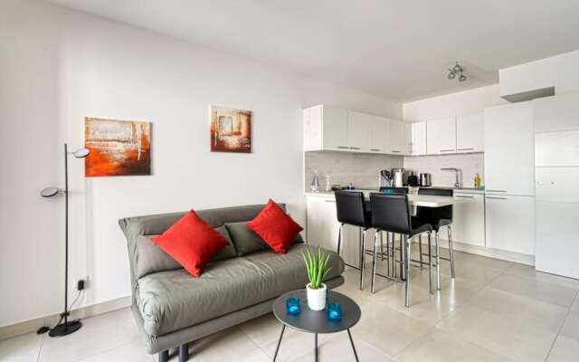 Modern Apartment With Private Balcony, Near Palais