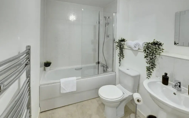 Lovely Flat in Kiln Close With Free Parking