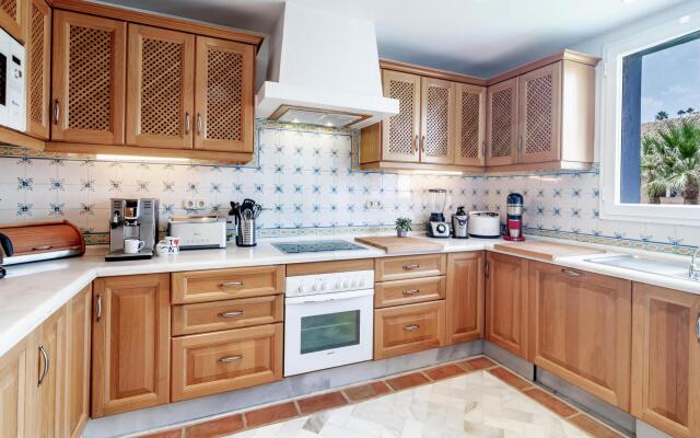 LAP- 3 bed apartment on the beach. Families only