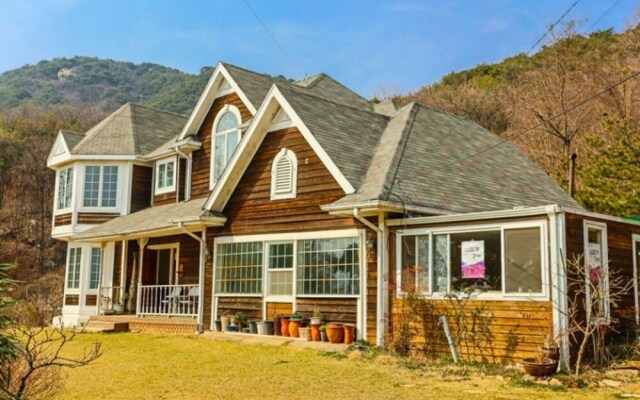 Ganghwado Badaga Geuriun Namu Pension