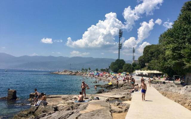 Modern Luxury 2-bedroom apt With Balcony & Patio