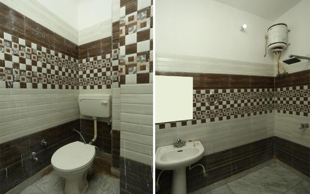 OYO 8607 Hotel Sky Inn