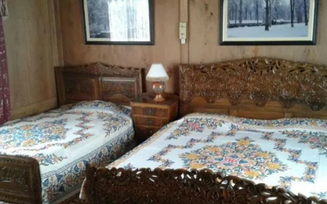 Houseboat Appolo Eight