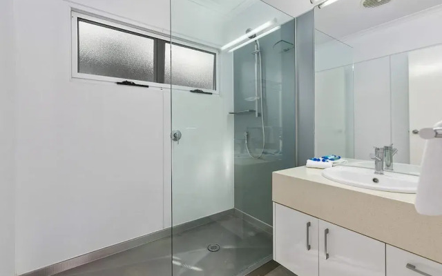 Stunning River House - 51 Hilton Esplanade