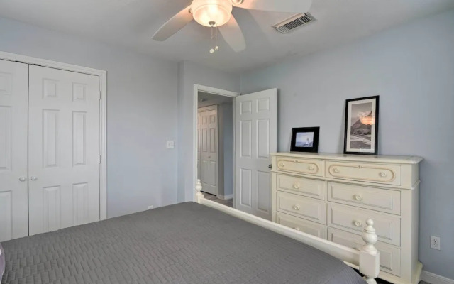 Oceanfront Galveston Home - Walk to Beach!