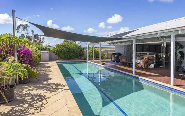 Pool & Putt Paradise