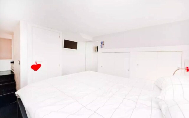 Modern and Beautiful 2 bed Flat Near the Colosseum