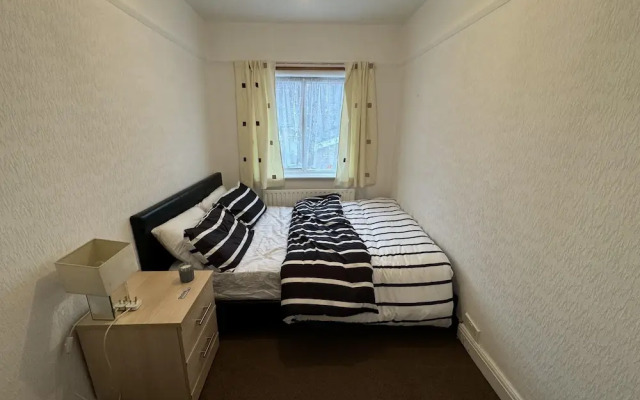 Charming Stoke House With 2 Nice Bedrooms
