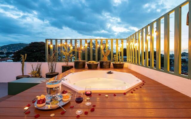 Rooftop Hot Tub 3 levels 5br in Villa