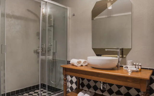 Ef Zin Studios & Suites