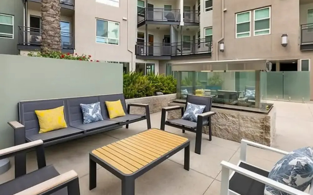 Cozy Home W Pool GYM Parking 10 Min to Cedars
