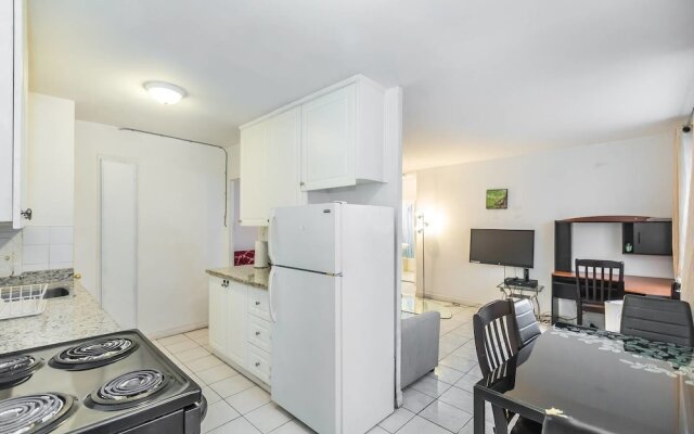 Magnificent Studio at Leaside -10 Mins to Downtown