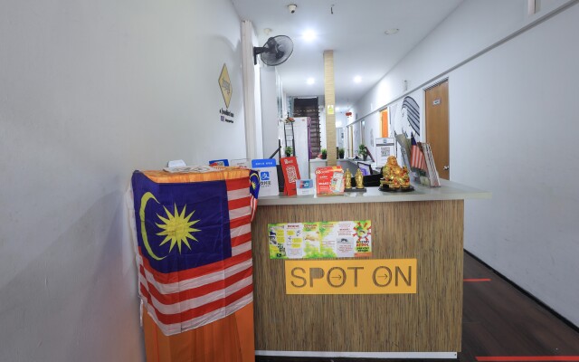 SPOT ON 90236 Zigzag Travellers Home - Hostel