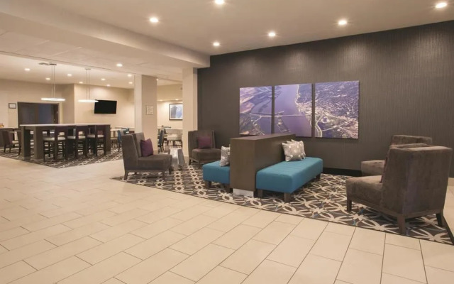 LA QUINTA INN &amp; SUITES PONTOON BEACH