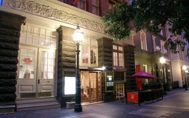 Metro Apartments on Bank Place
