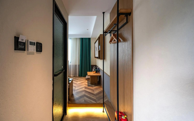 Qiuguo Hutong Courtyard Hotel