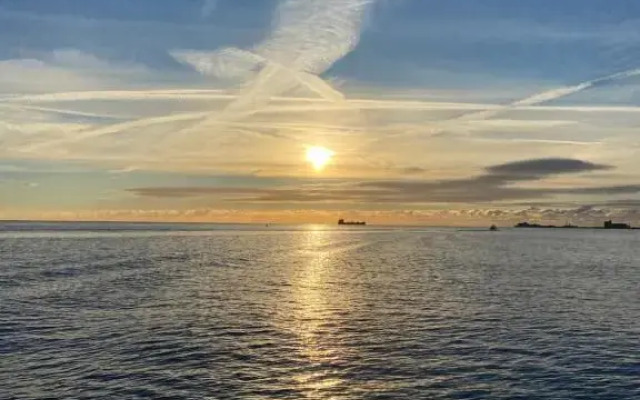 Cosy 3-Bedroom House, Stones Throw To Beach