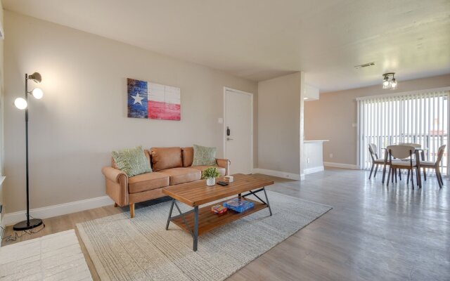 6 Mi to At&t Stadium: Grand Prairie Apt w/ Balcony