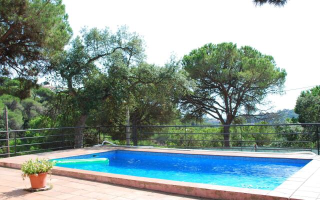 Peaceful Villa in Canyelles with Swimming Pool