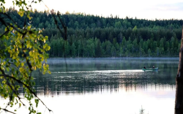 Isokenkäisten Klubi, Wilderness lodge