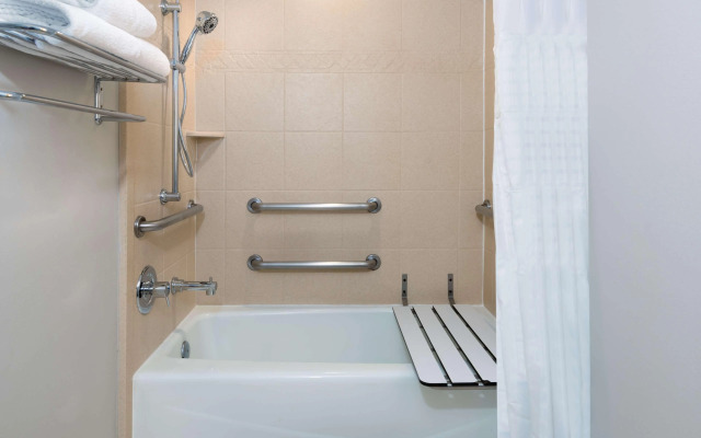 Embassy Suites by Hilton Dallas Park Central Area