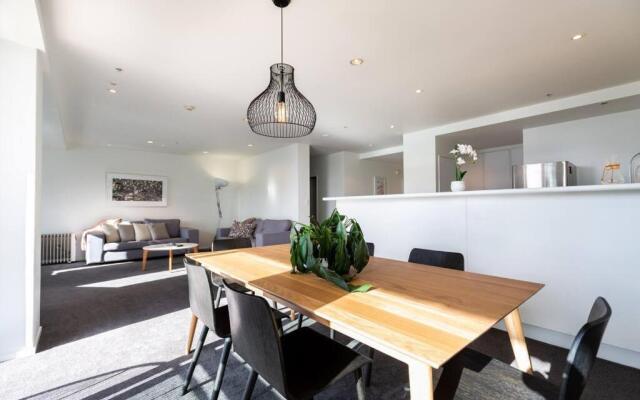 Stunning Three Bedroom Home Near Sky Tower